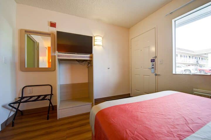 Room 5 of 33