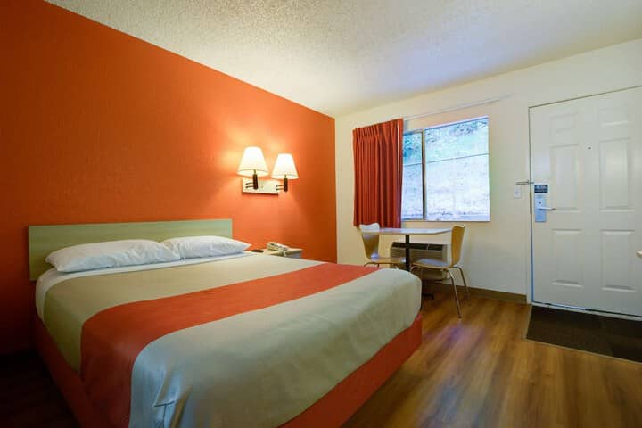 Room 8 of 33